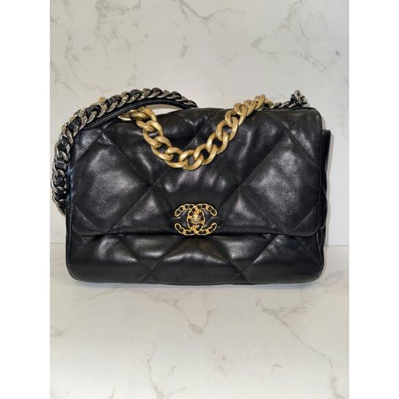 Chanel Medium 19 Flap Bag in Black Leather - Excellent Condition - Picture 1 of 9